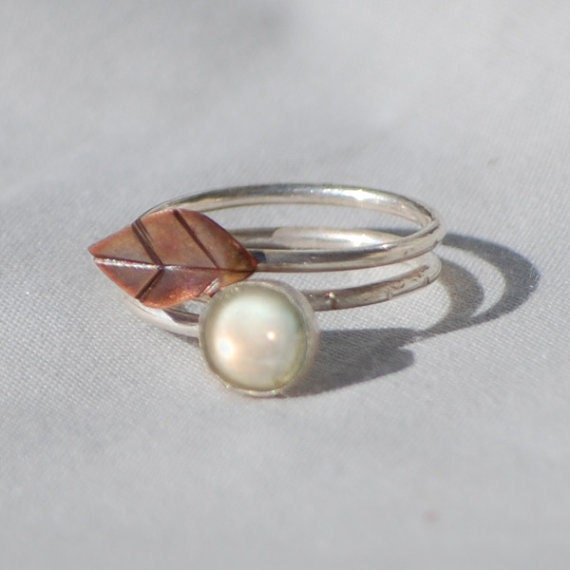 Sterling Silver twisted branch Leaf ring with Mother of Pearl