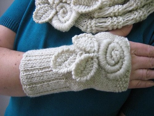 Knitting gloves