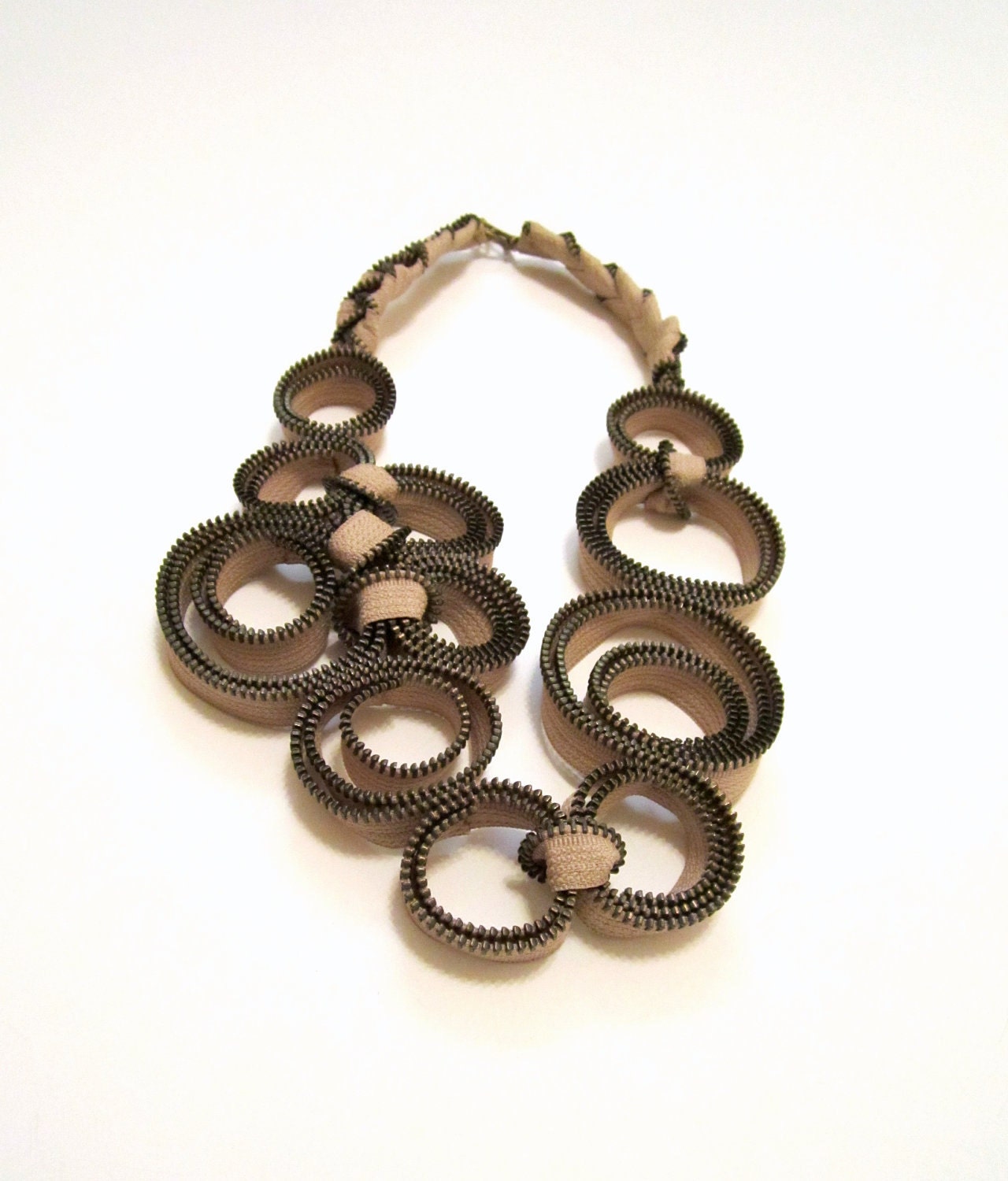 ZIPPER NECKLACE - Nude Beige Circles