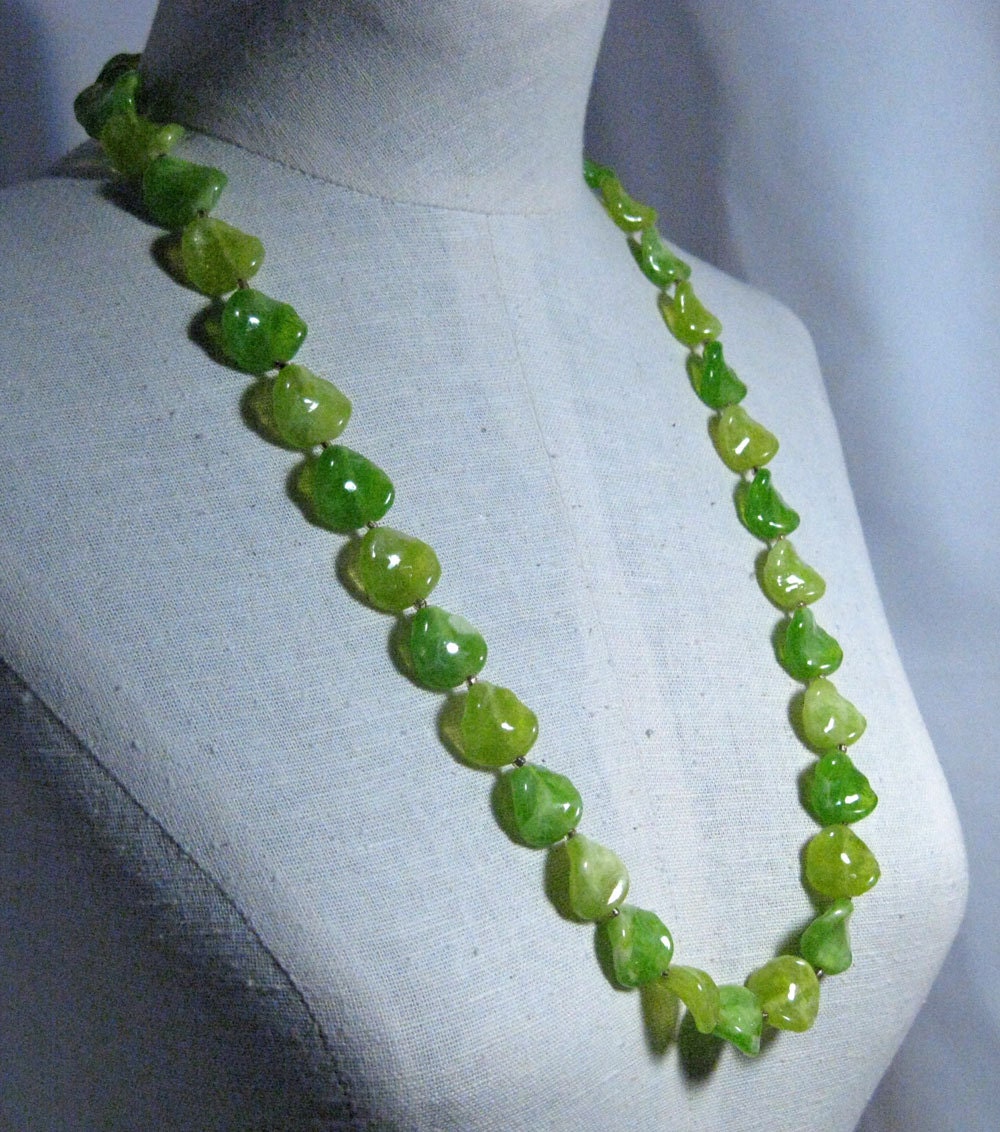 30 Inch Acrylic Petal Apple Green Necklace 1960's NEW OLD STOCK