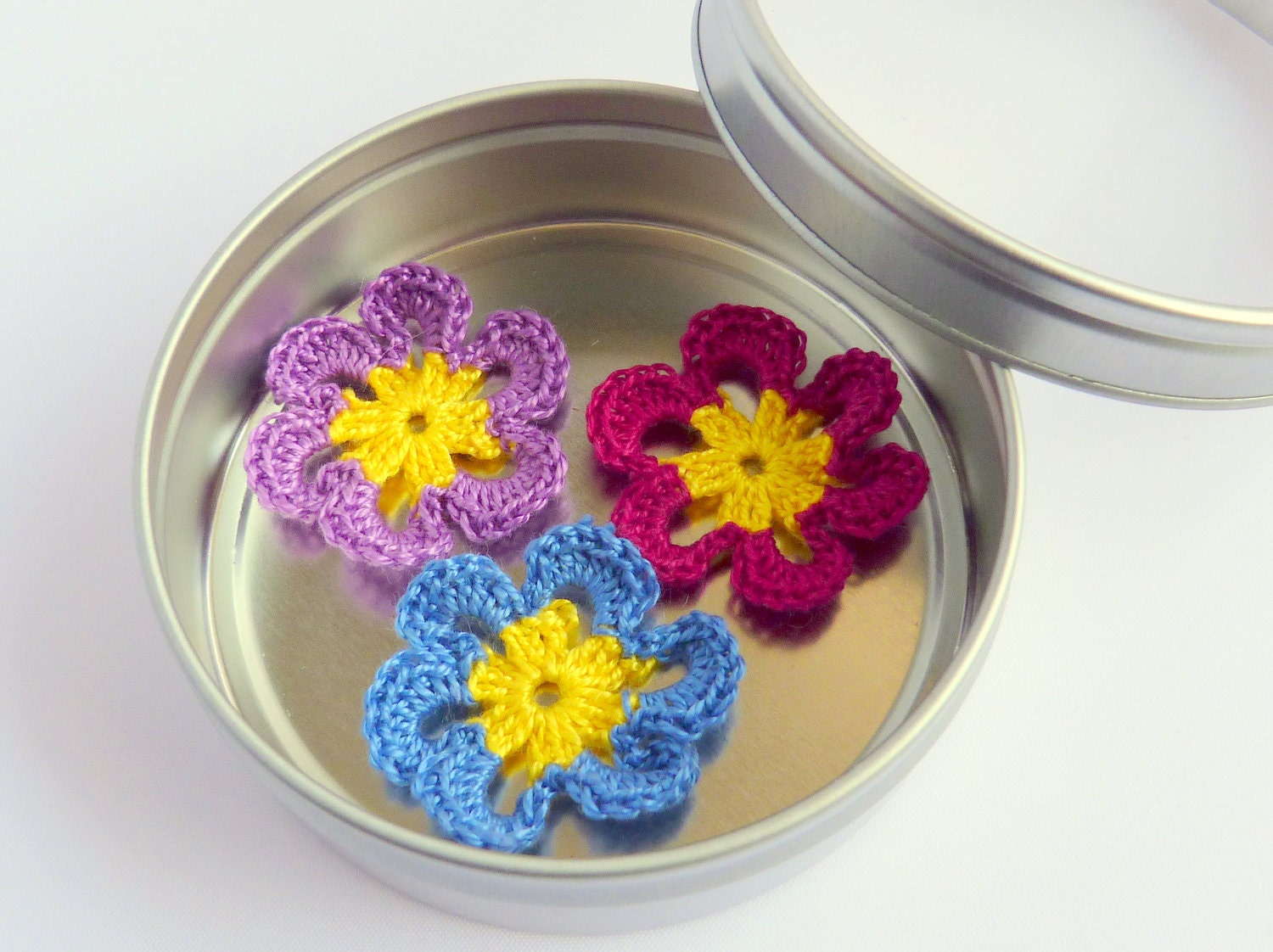 Magnet Crochet Flower Blue Yellow Purple Home Decor Wedding Favor Tin