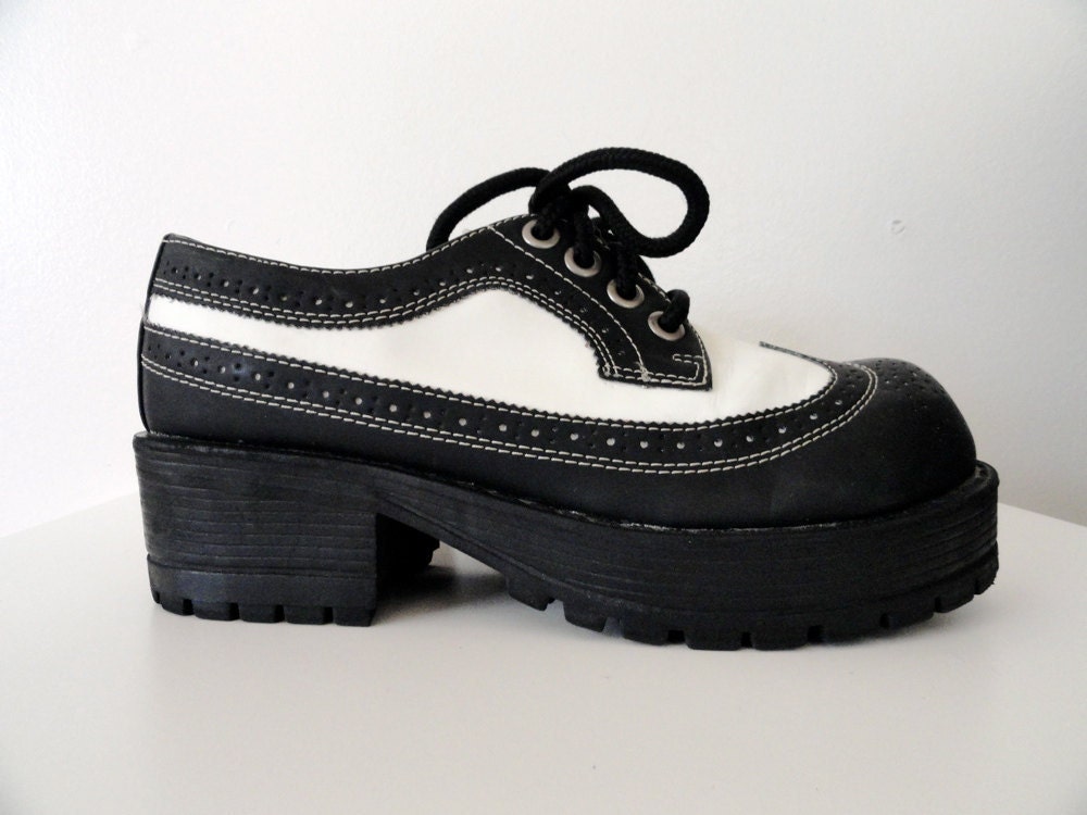 90s Black and White Wingtip Creeper Platform Loafers Size 7.5