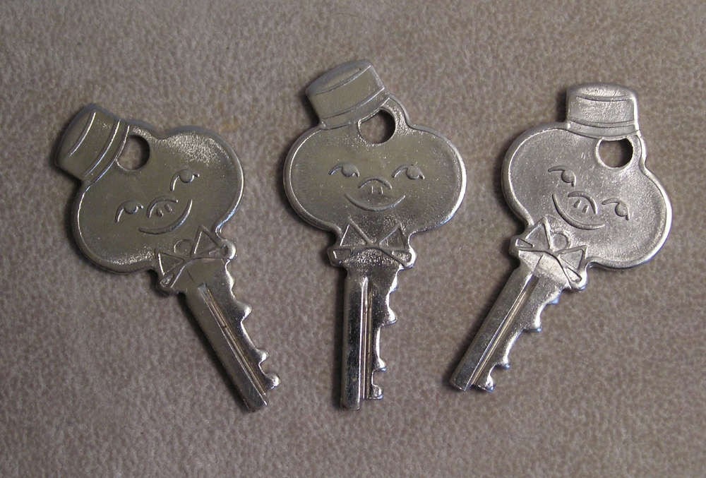 Vintage American Tourister Bellhop Luggage Keys Lot Of by ClamBarn