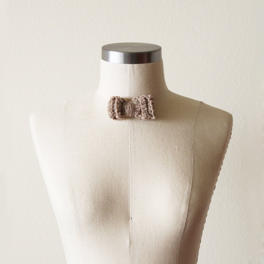 Little Bow Brooch in Oatmeal