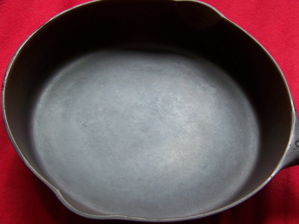 Unmarked No. 8 Cast Iron Skillet 0400