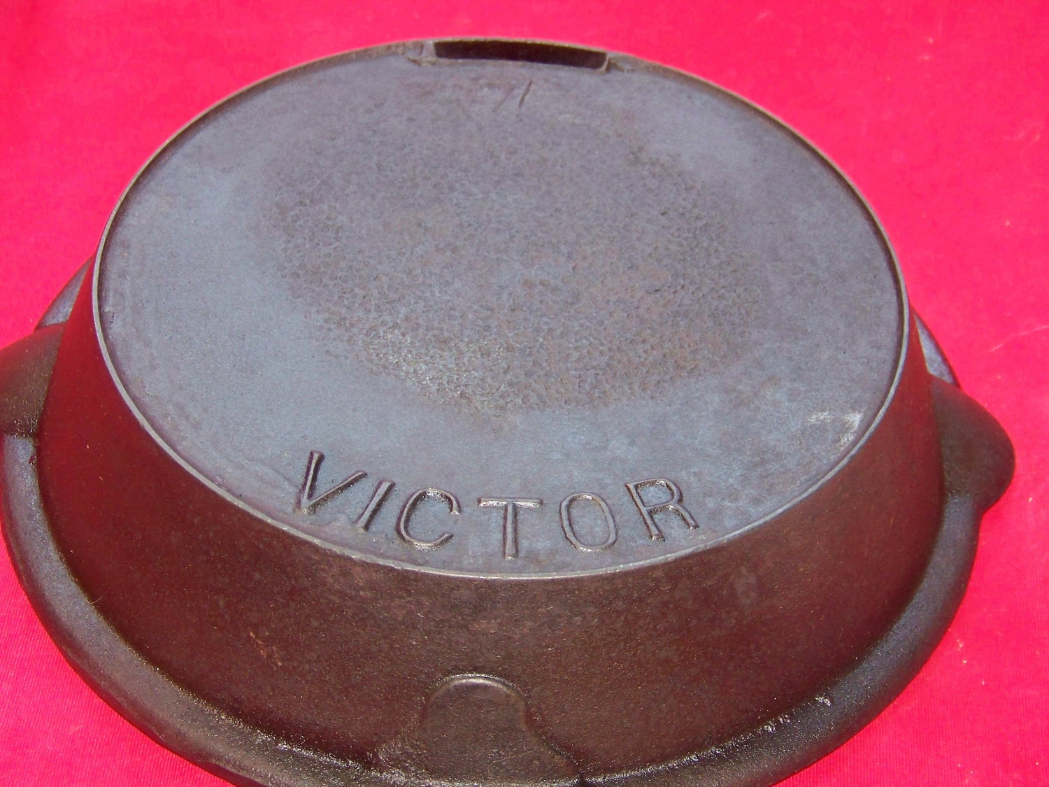 Victor No. 7 Decorative Handle Odorless Cast Iron Skillet 0402