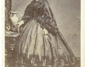 Victorian Lady - Carte de Visite Photograph c. 1860s - acanthe