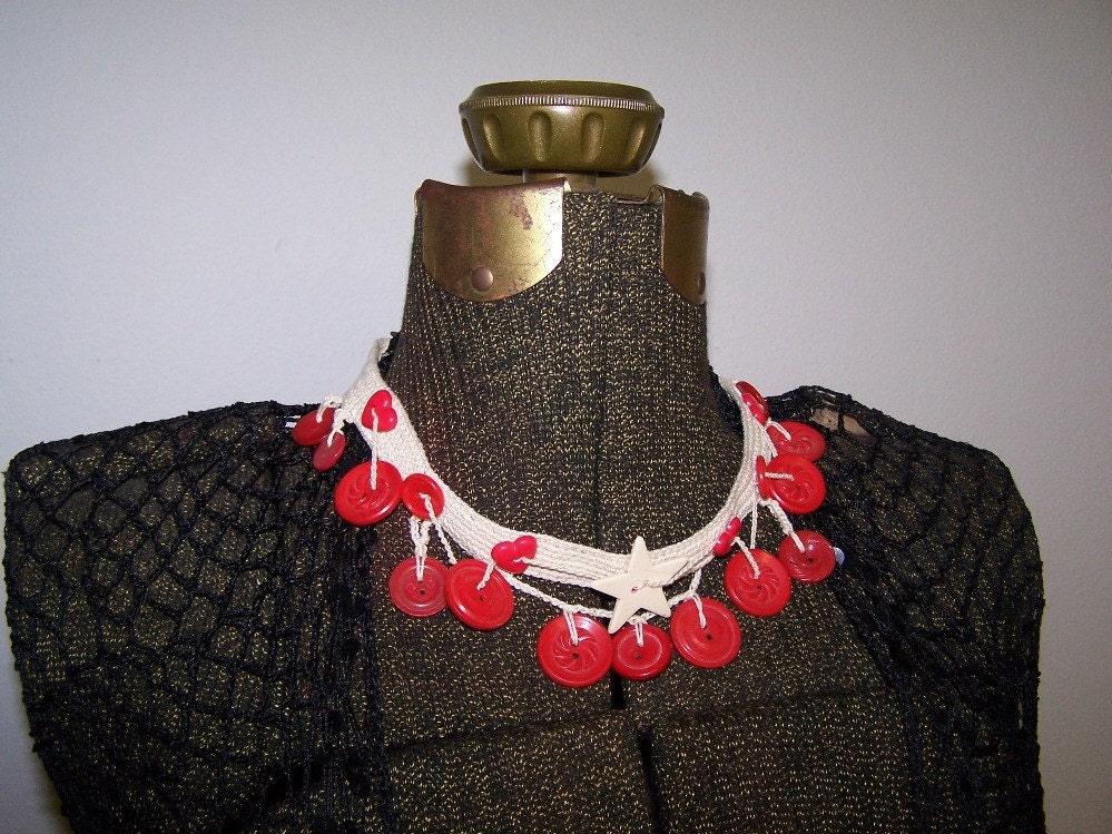 Crocheted button necklace red and cream