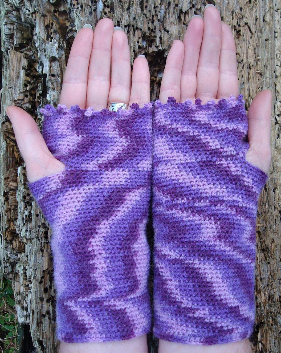 Pay It Forward PIF Crochet Wrist Warmers Fingerless Gloves Zig Zag Pink Purple