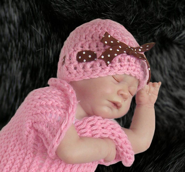 Newborn set in baby pink color-  Soft stretchy cocoon and chunky  hat with bow.  Perfect for photo prop. Size 0-3month.