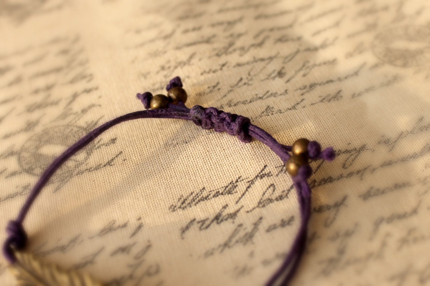 Free spirit - Feather adjustable bracelet in dark purple