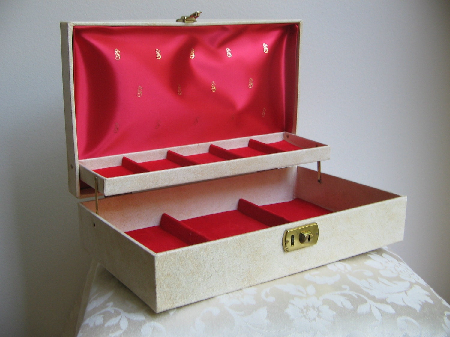 Vintage Jewelry Box Mid Century Leatherette Cream Gold Red Lined Lock Key Large BEAUTIFUL, Fleur de Lis