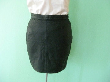 80s skirt - fitted black leather skirt - size medium