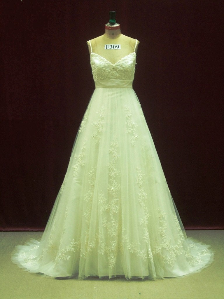 Natural Waiste Bridal Gown Wedding Dress with Straps in Satin and Lace
