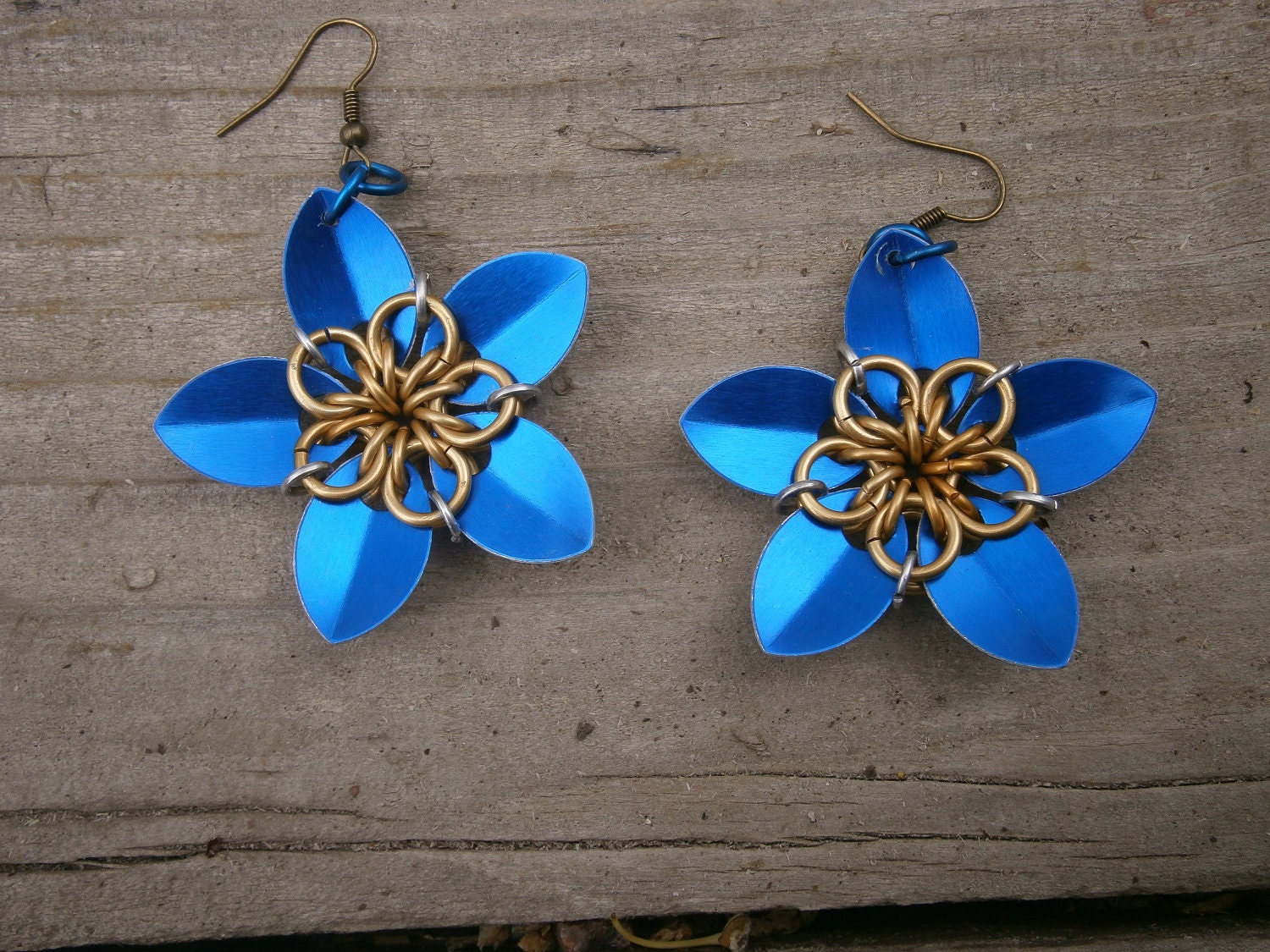 Everlasting Flower earrings in gold and blue