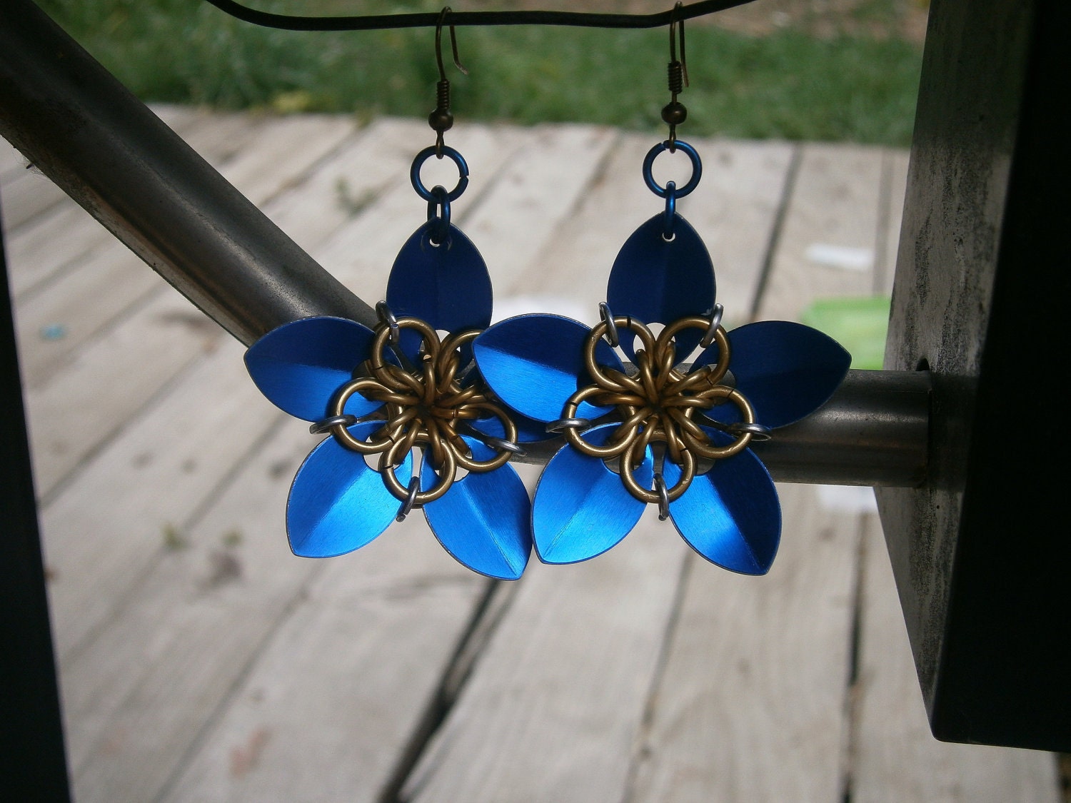 Everlasting Flower earrings in gold and blue