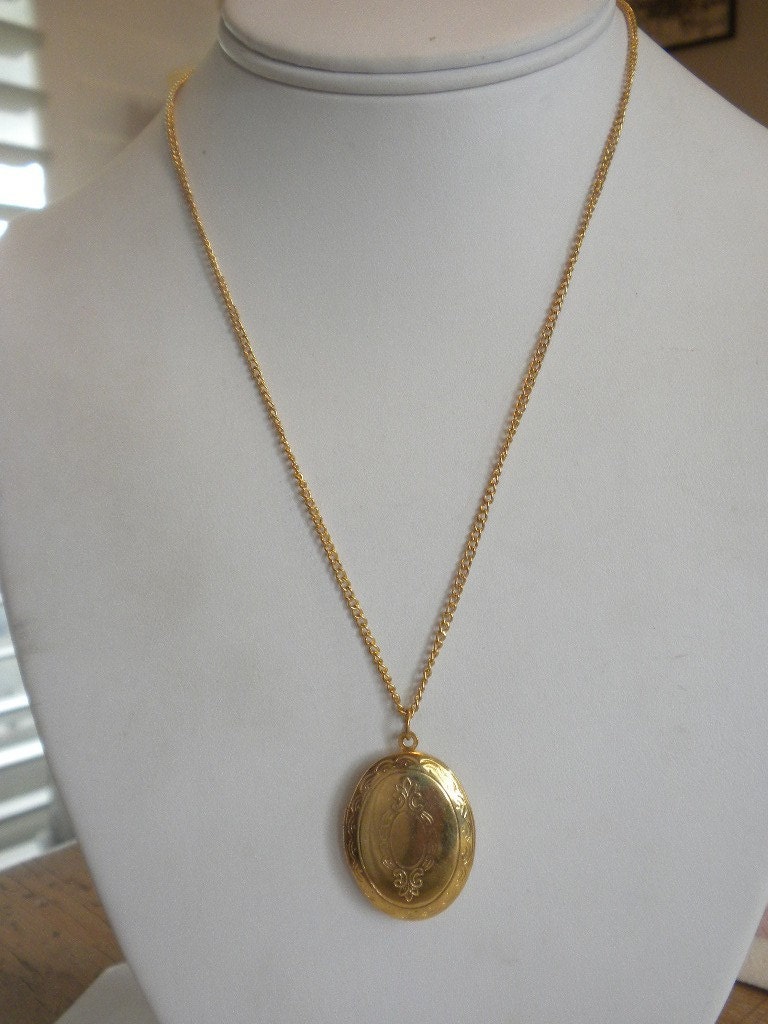 Vintage Estate Engraved Gold Tone Oval Locket with Chain FREE shipping