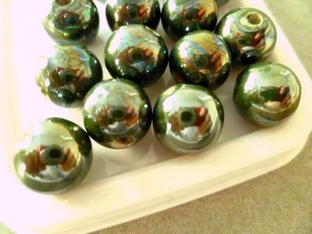 Handmade ceramic beads in light green corlor 10mm round-14pcs