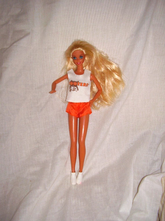 Hooters barbie online