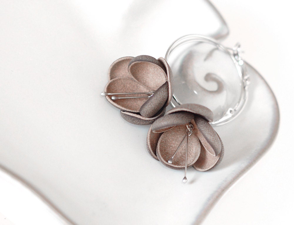 Modern style leather earrings in latte brown