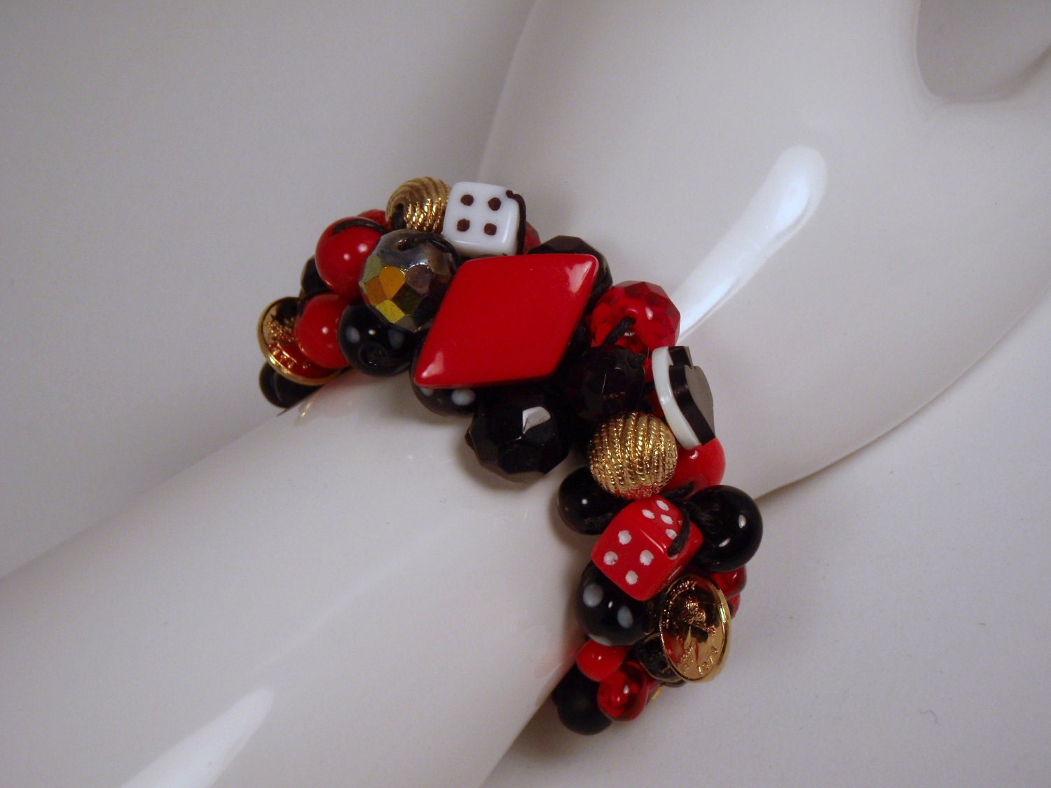 Wonder in Alice Land  Knotted Woven Weave Beaded Charm Bracelet Red and Black