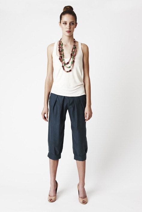 Green Charlie Pants - Silk three-quarter capri pants with front pleats and cute cuff