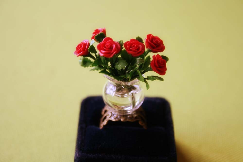 Red roses in a vase ring