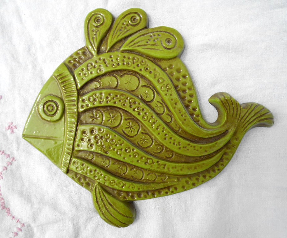 1960s Hippie Fish Wall Plaque in Avocado Green, Syroco, 1968, Groovy Kitchen or Bathroom Art