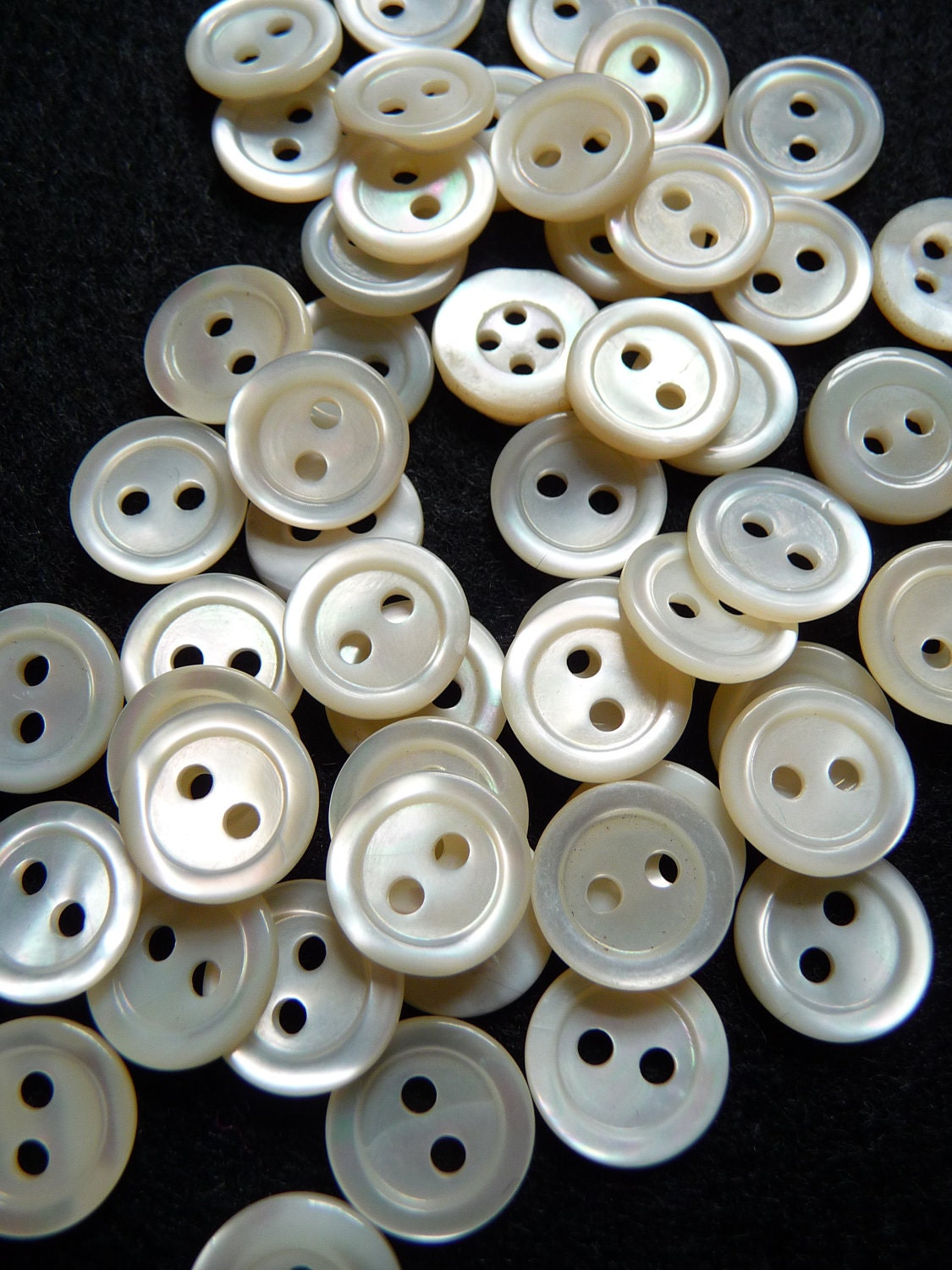 DY175B - Vintage Mother Of Pearl Shell Buttons - 11 mm - 60 pcs