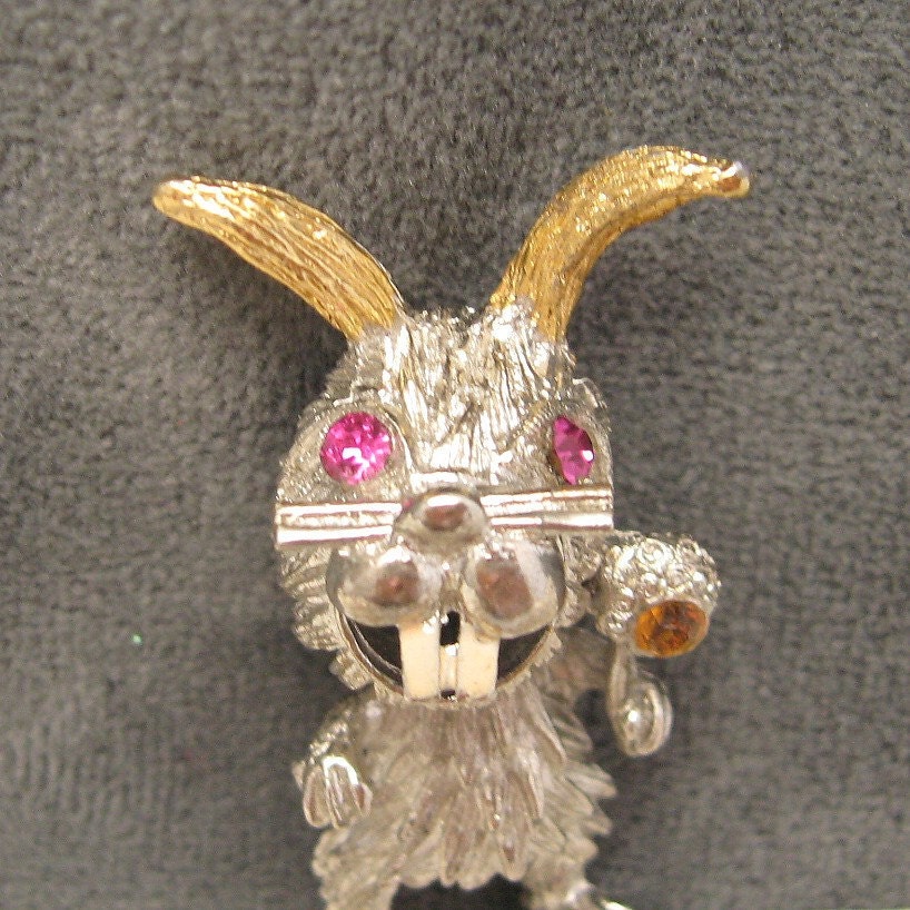 Vintage Brooch Bunny Buckteeth Whimsical P3937