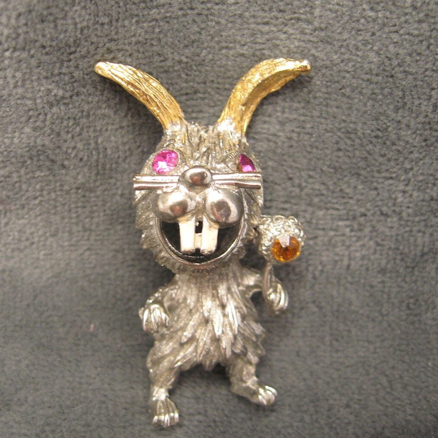 Vintage Brooch Bunny Buckteeth Whimsical P3937