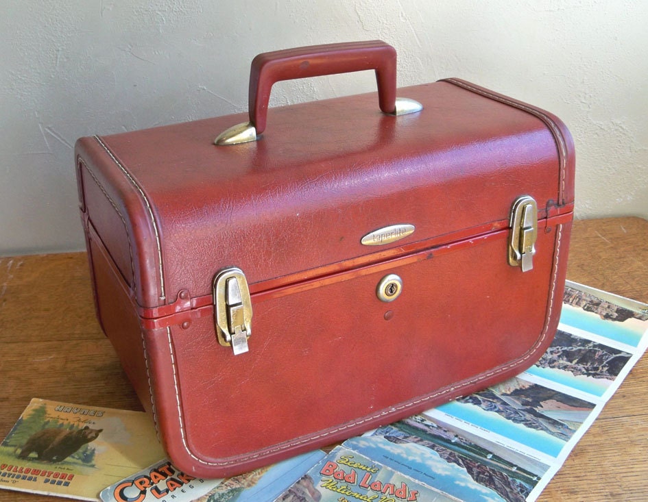Mid-Century Taperlite Train Case - Make-up Case With Mirror and Tray
