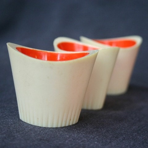 Egg cup. Stunning retro shape and color. PRICE REDUCED