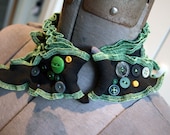 Narrow ruffled jersey collar in black with green stitching and vintage buttons