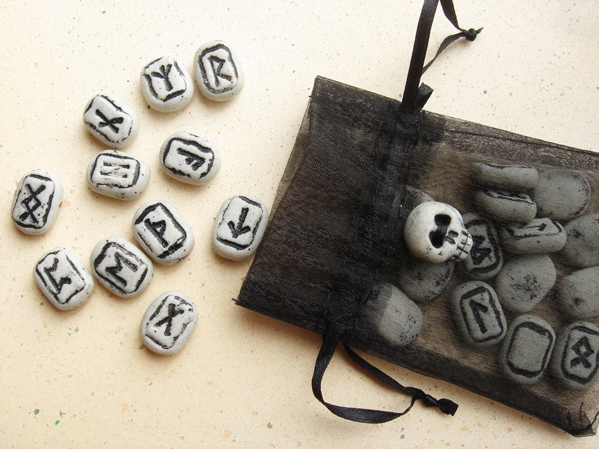 Rambling Runes set 8- a traveling divination set