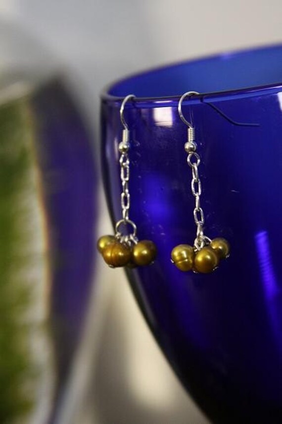 Long Danglng Green Pearl Cluster Earrings