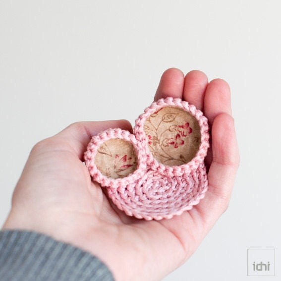 Brooch crochet circles with with fabrics. Pink.