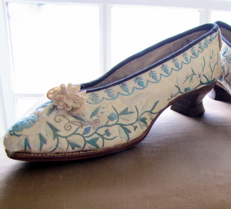 DAINTY DANCING SHOES ANTIQUE CHINOISERIE EMBROIDERED SILK