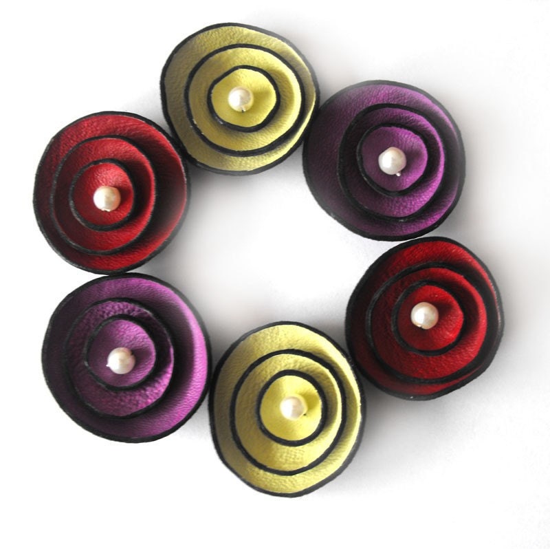 Jewelry making supplies. Flowers cabochons. 6 pcs leather flowers
