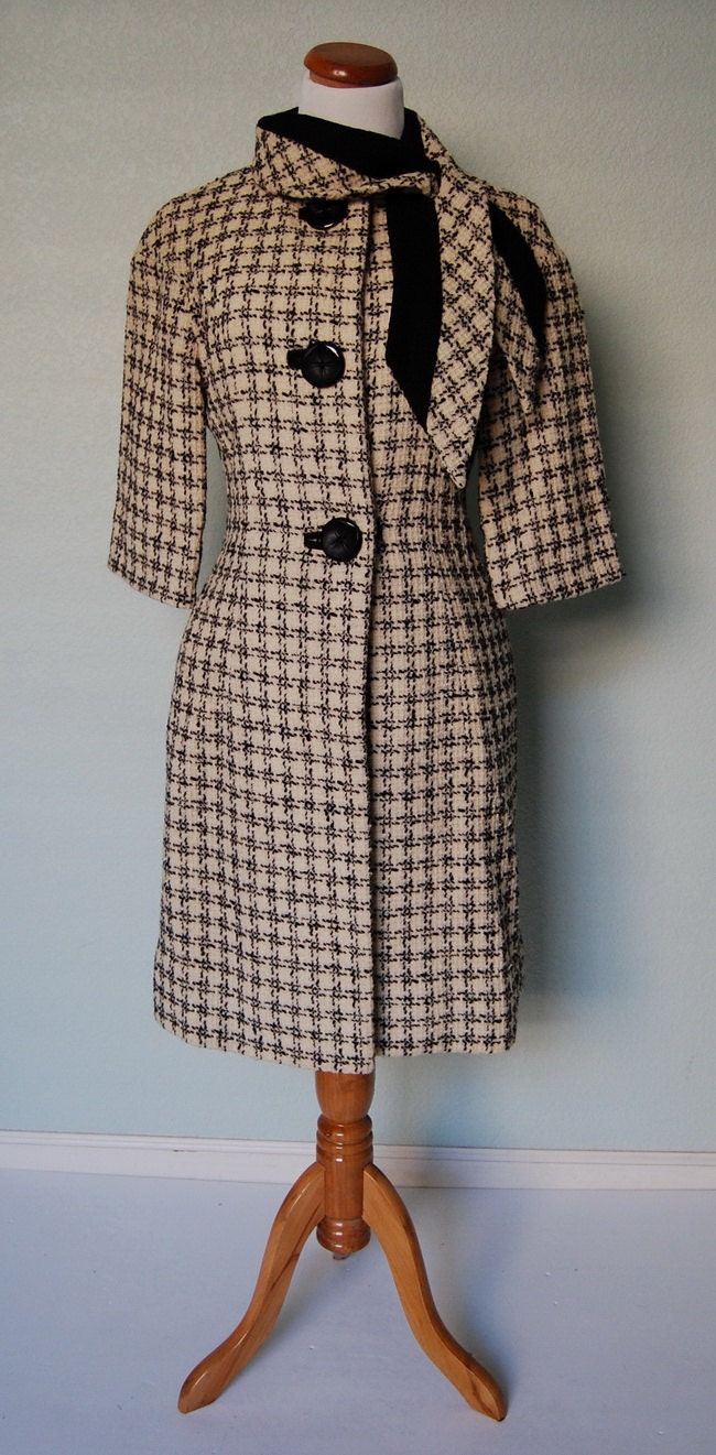 1950s Stylish Houndstooth Coat with Sculptural Collar - Details Galore