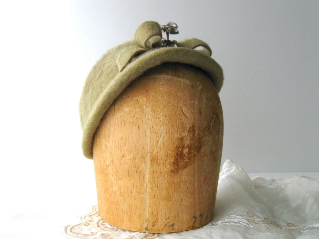 1930s tilt hat / 30s vintage Green Fur Hat with Paste Rhinestone Trembler Pin