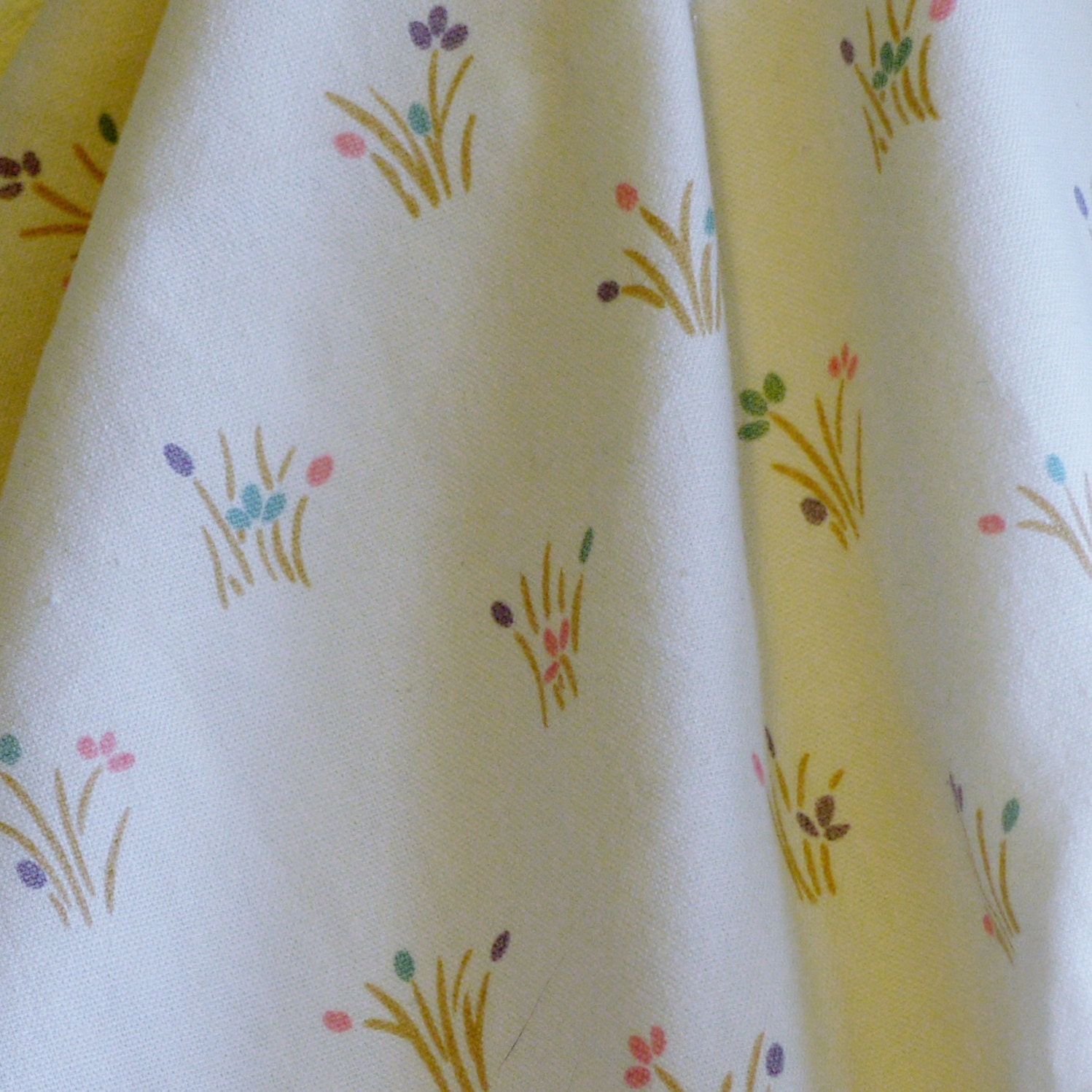 FABRIC9 Vintage UPHOLSTERY COTTON Sanitas Cream Small Flowers 49 x 138 2-lb