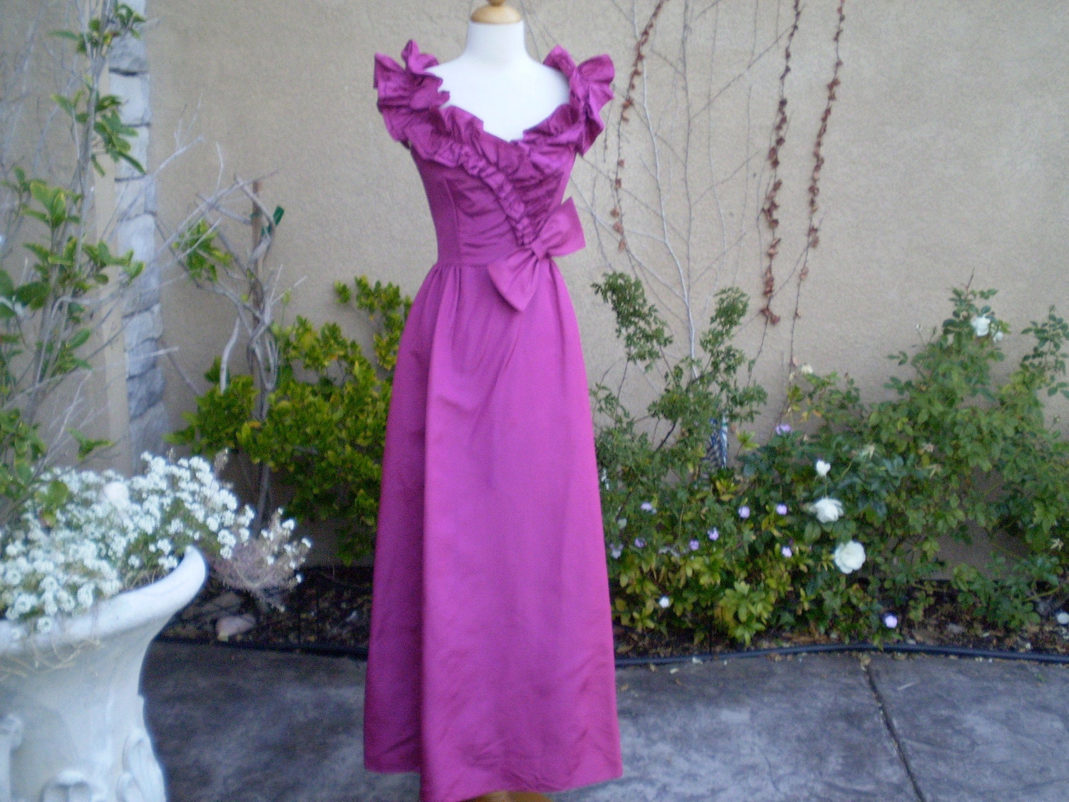 A vintage 1970s 1980s hot pink fuschia ruffled cocktail formal party bridesmaid maxi dress size S