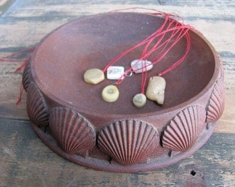 vintage 1980s carved wood dish with scallop shells