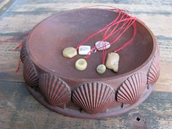 vintage 1980s carved wood dish with scallop shells