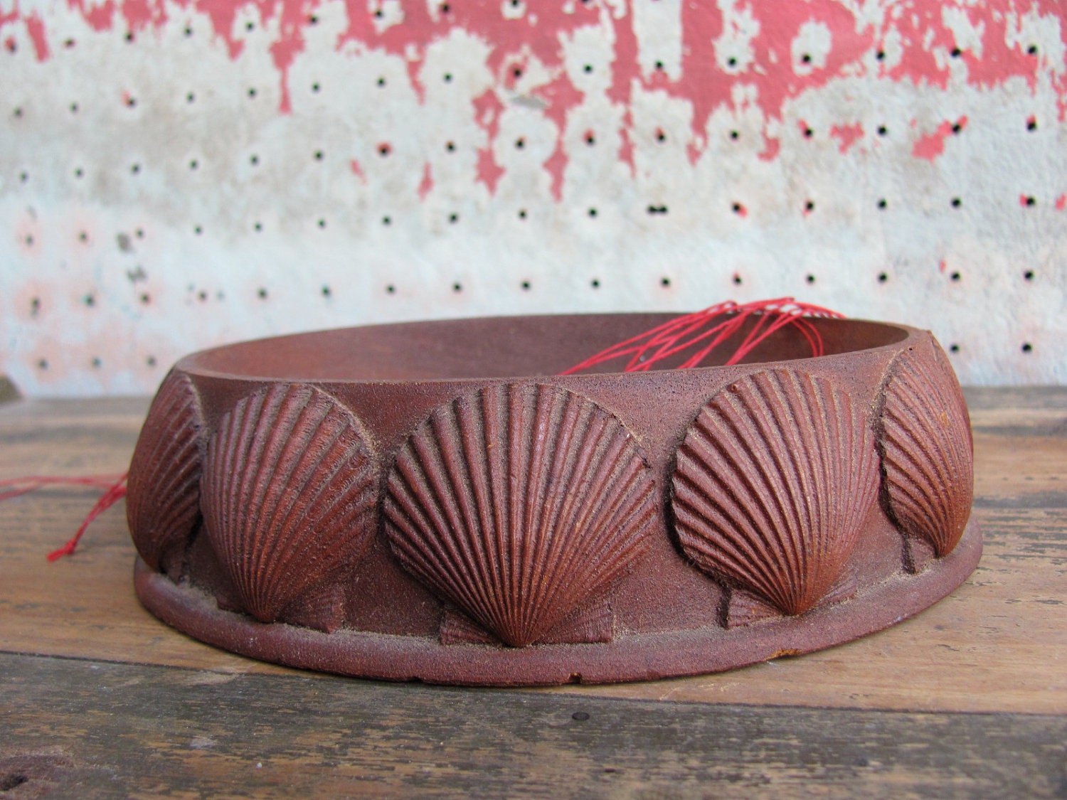 vintage 1980s carved wood dish with scallop shells