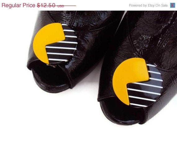 SALE Vintage Shoe Clips in Yellow and Black Mod Design, Geometric Shoe Clips, 80's Style Shoe Accessory, Awesome Shoe Embellishment - YesterdaysSilhouette