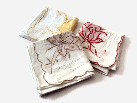 Vintage Embroidered Linen Handkerchiefs, Hankies, Flower Embroidery, Set of Three, Made of Linen - YesterdaysSilhouette