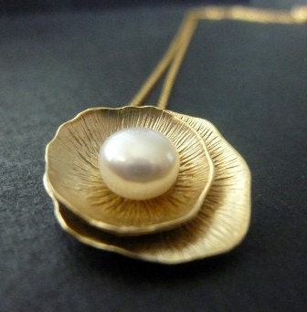 gold flower petal necklace with freshwater pearl-layered gold petal necklace with pearl-gold flower necklace-gold oyster shell necklace