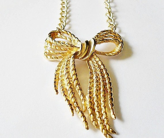 The Bow Necklace
